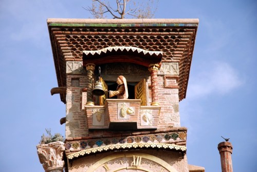 Ангел в башенке бьёт молоточком в колокол, сообщая точное время